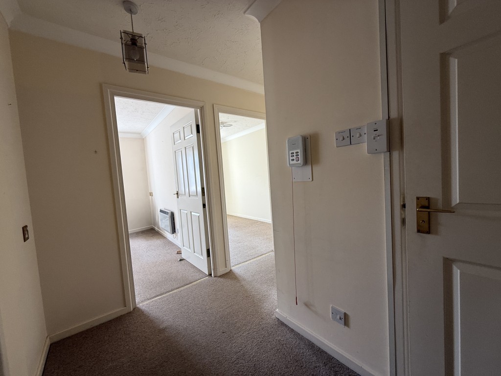 Lot: 54 - RETIREMENT FLAT IN POPULAR EXETER DEVELOPMENT - Entrance Hall